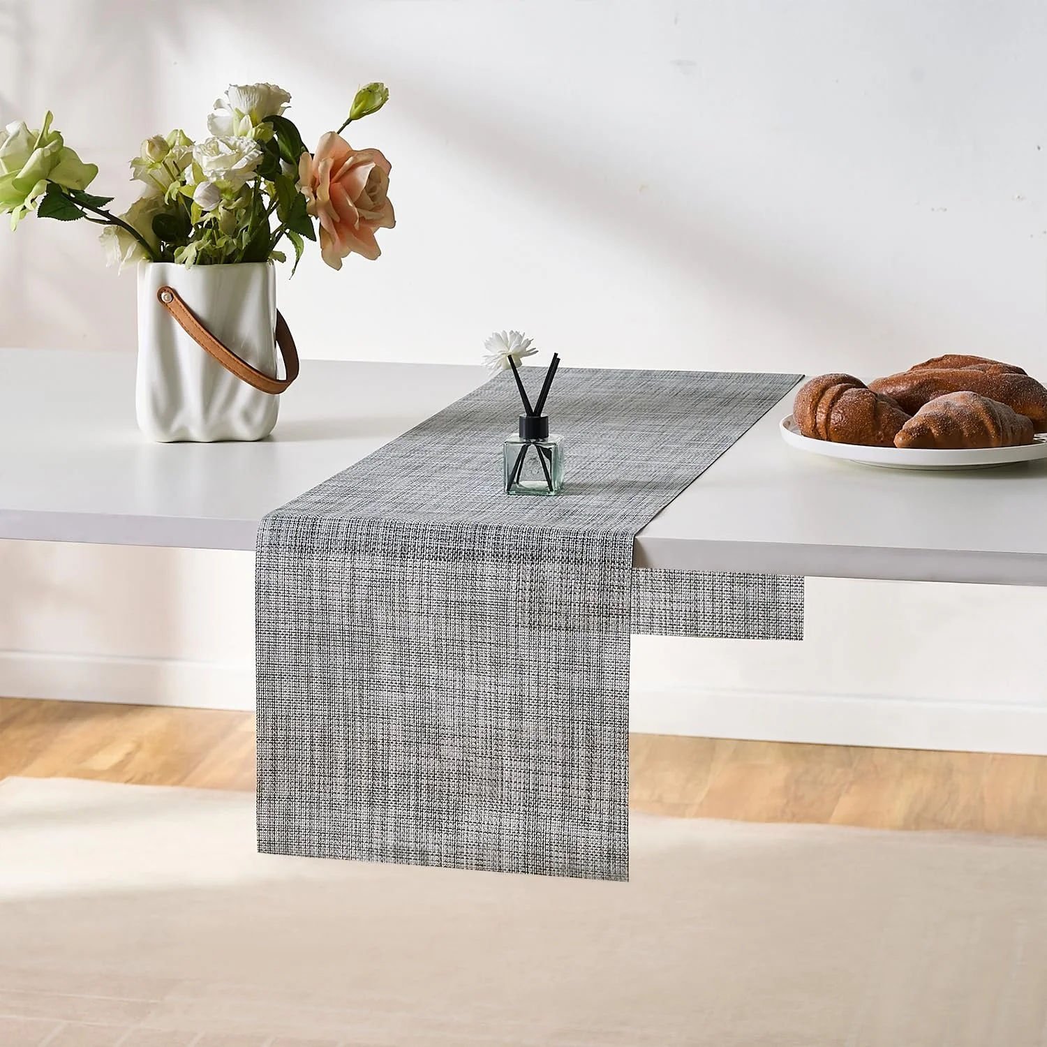 Скатертина-доріжка Modern Heat-Insulated 30 x 135 см ПВХ Сіро-біла, фото №3 Скатертина-доріжка Modern Heat-Insulated 30 x 135 см ПВХ Сіро-біла, фото №3