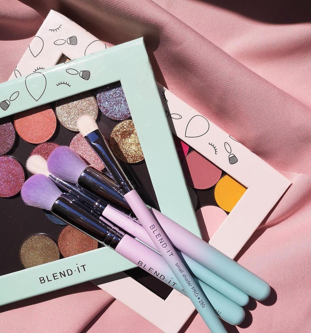 Кисть BLEND IT Small Shader PRO 280 для тіней з синтетичного і козячого волосся дерев'яна ручка латунна обойма Violet Sunset, фото №5