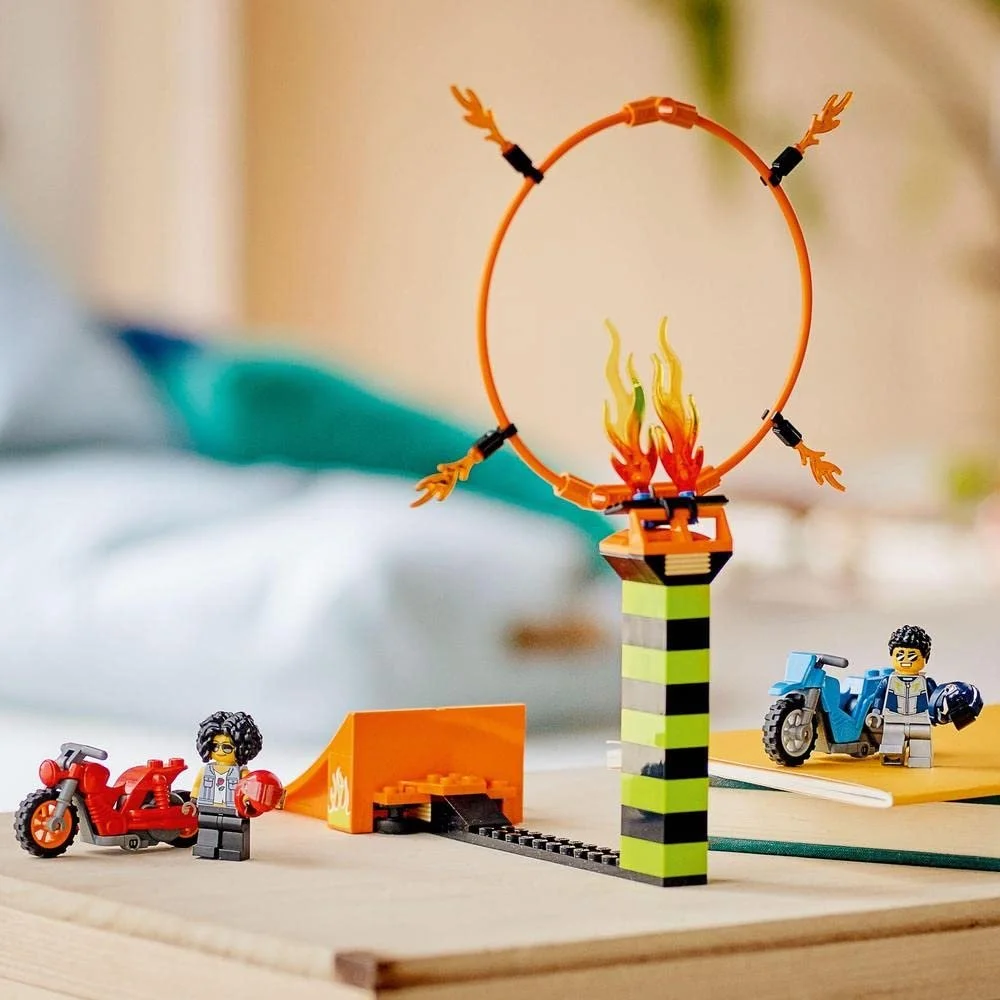 LEGO City Stuntz 60299 Набор для соревнований трюков, 2 игрушечных мотоцикла с маховиком и минифигурка Дюка ДеТейна, для детей от 5 лет, фото №5 LEGO City Stuntz 60299 Набор для соревнований трюков, 2 игрушечных мотоцикла с маховиком и минифигурка Дюка ДеТейна, для детей от 5 лет, фото №5