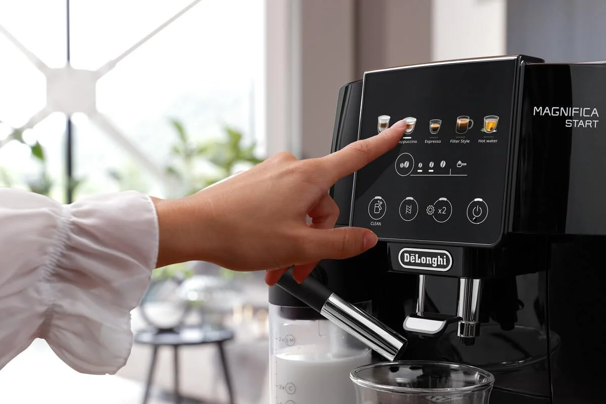Кавомашина автоматична De'Longhi Magnifica Start ECAM220.91.B з системою LatteCrema для автоматичного капучино, 5 кнопок прямого набору, панель управління Soft Touch, функція x2, чорна, фото №4 Кавомашина автоматична De'Longhi Magnifica Start ECAM220.91.B з системою LatteCrema для автоматичного капучино, 5 кнопок прямого набору, панель управління Soft Touch, функція x2, чорна, фото №4