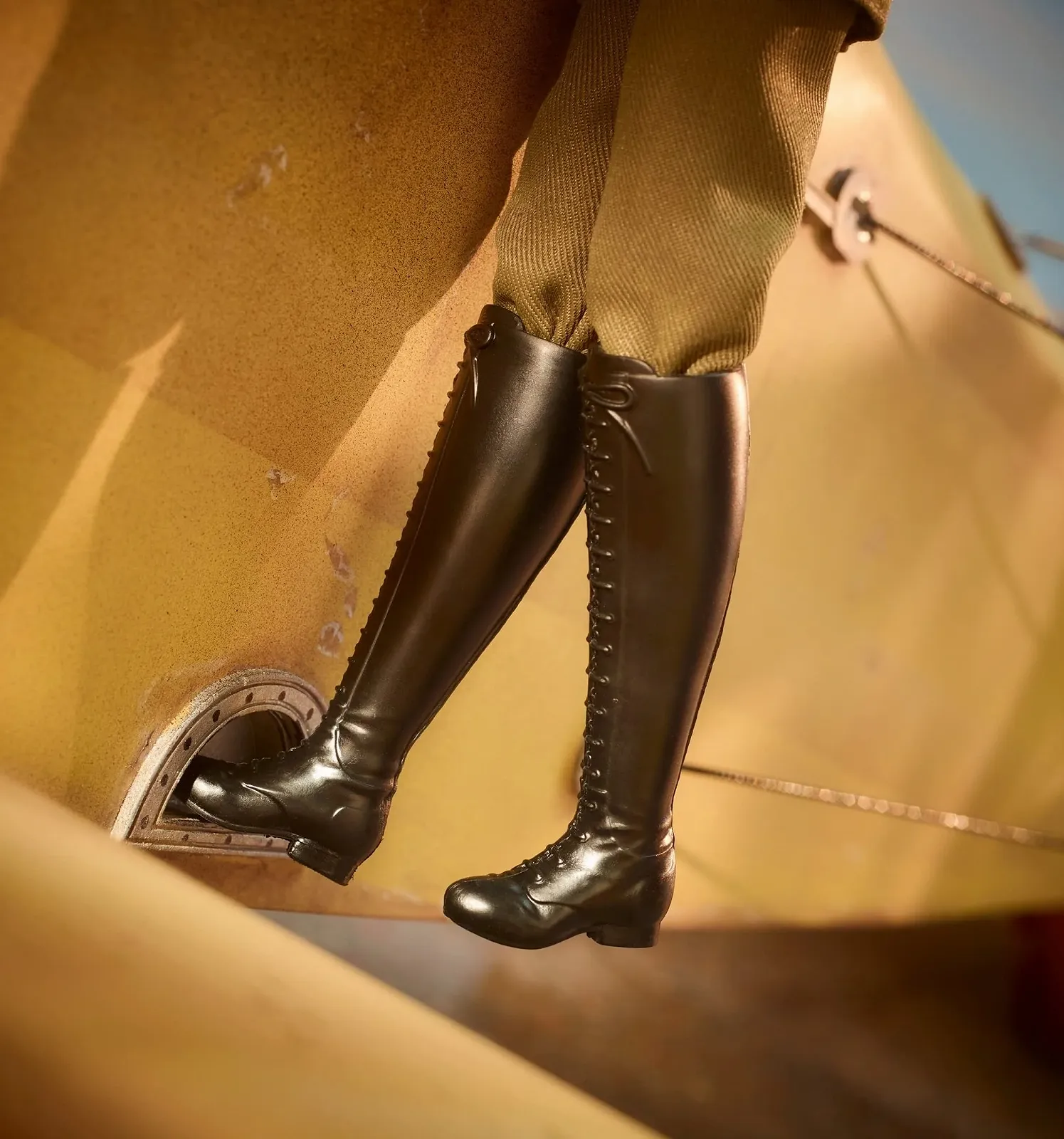 Лялька Barbie Inspiring Women Signature HJX36 у формі пілота, фото №5 Лялька Barbie Inspiring Women Signature HJX36 у формі пілота, фото №5