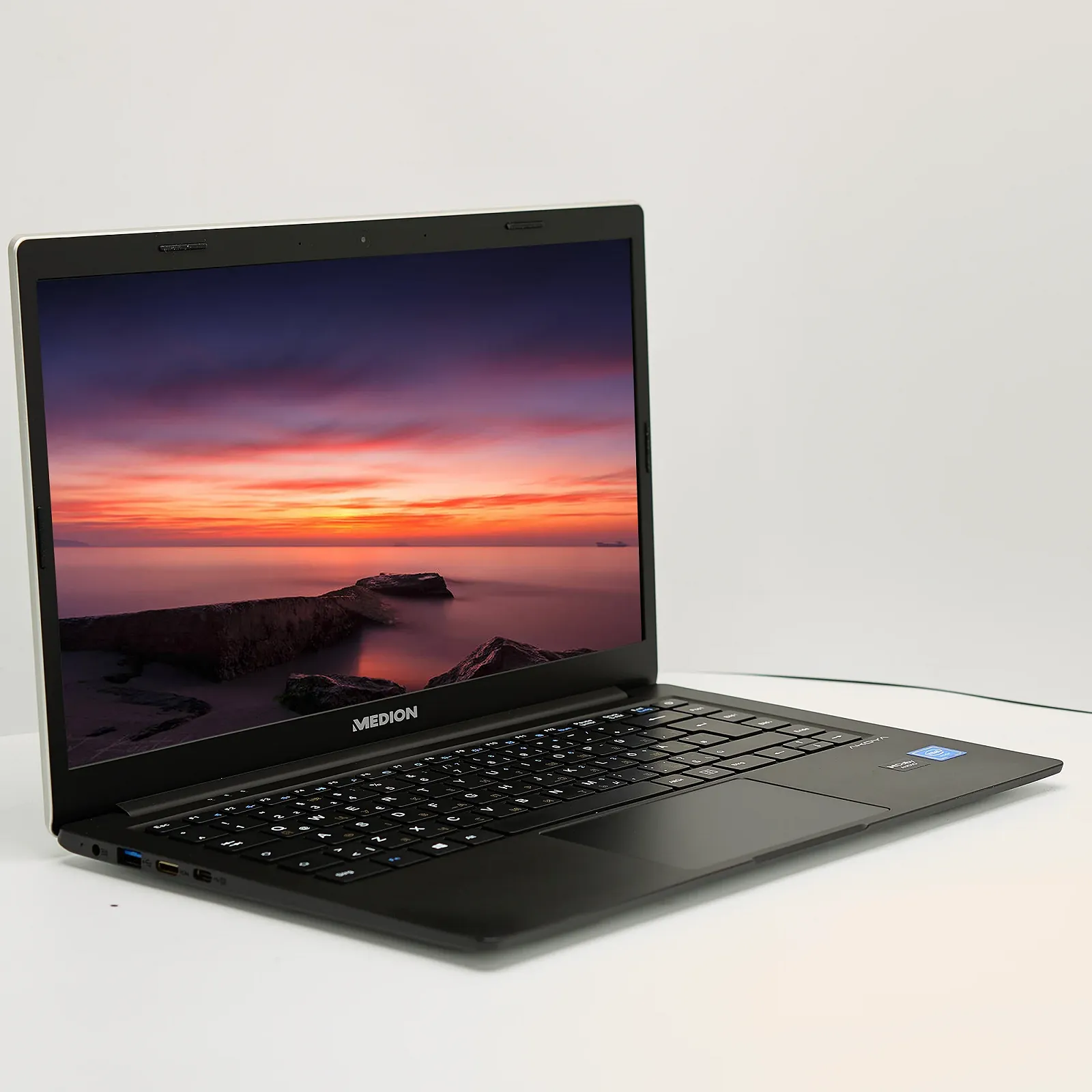 Ультрабук 14" Medion (Lenovo Group) Akoya E4251 Intel RAM 4ГБ SSD 128 ГБ Intel Graphics Металевий корпус Win10, фото №4