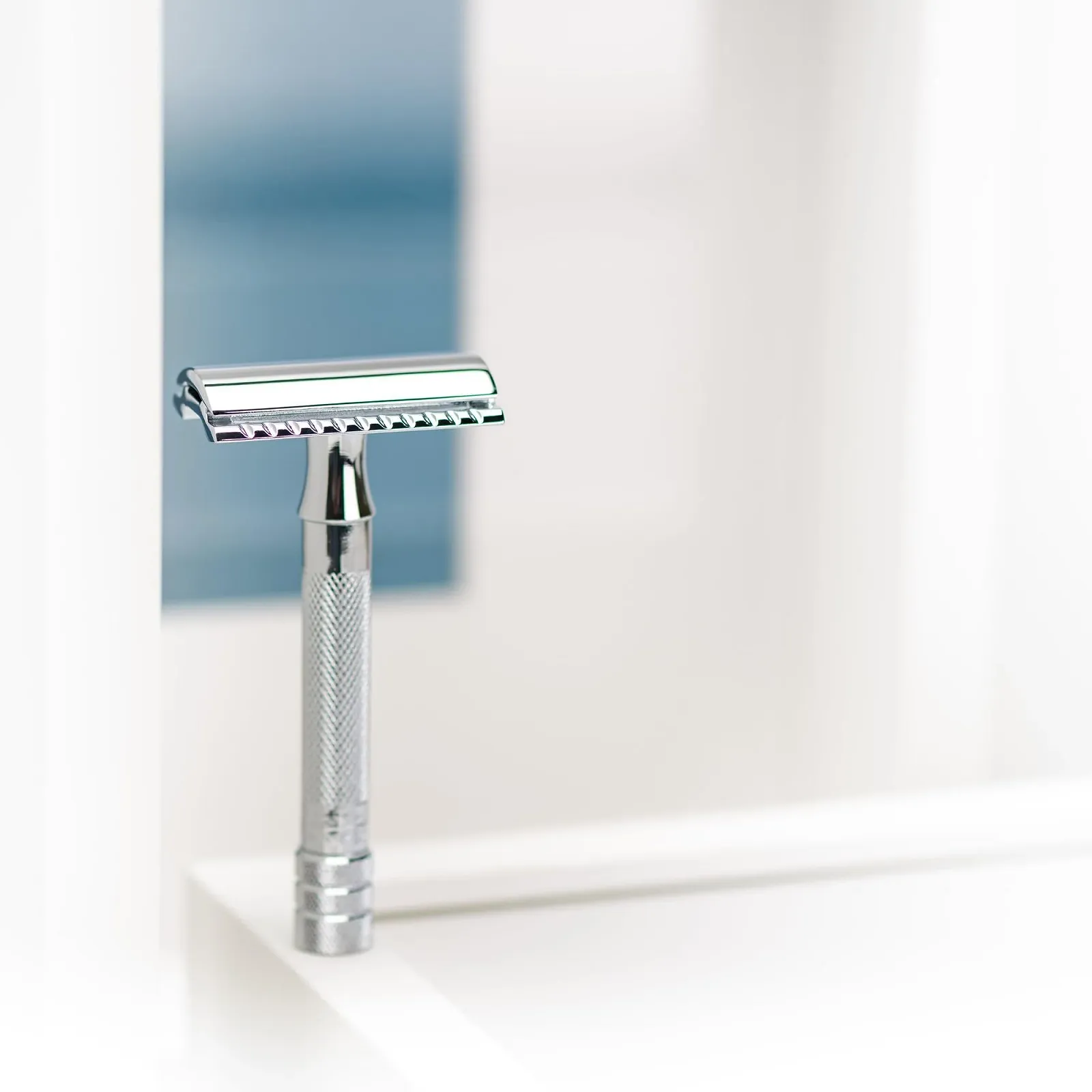 Т-образная безопасная бритва MERKUR 33C Classic Gloss Chrome трехсоставная с прямым срезом и закрытым гребнем, цинковый сплав, латунная ручка, фото №6