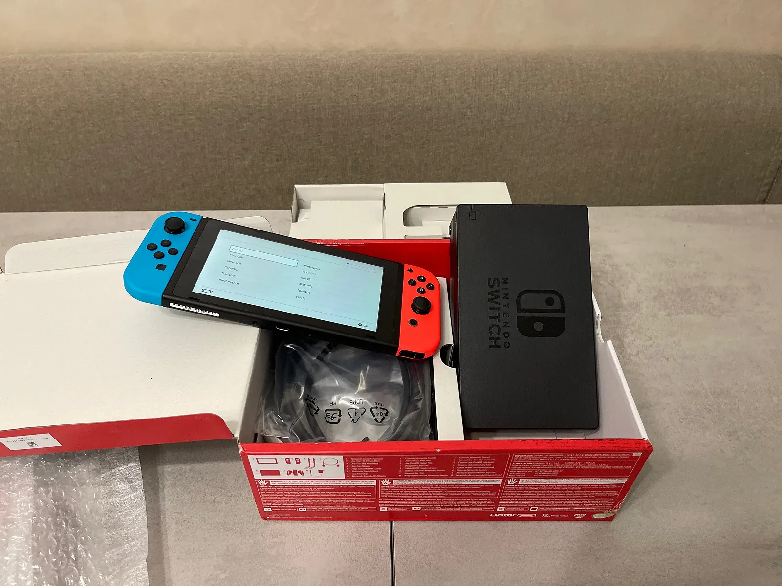 Портативна ігрова приставка Nintendo Switch HAC-001-01 Neon Blue-Red, нова, повний комплект, фото №4