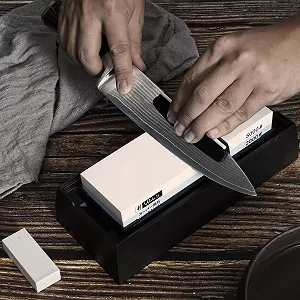 Точильний камінь Wakoli 2000/5000 двосторонній з корунду з направляючою та тримачем у пластиковому боксі synthetic.ua - Фото 1