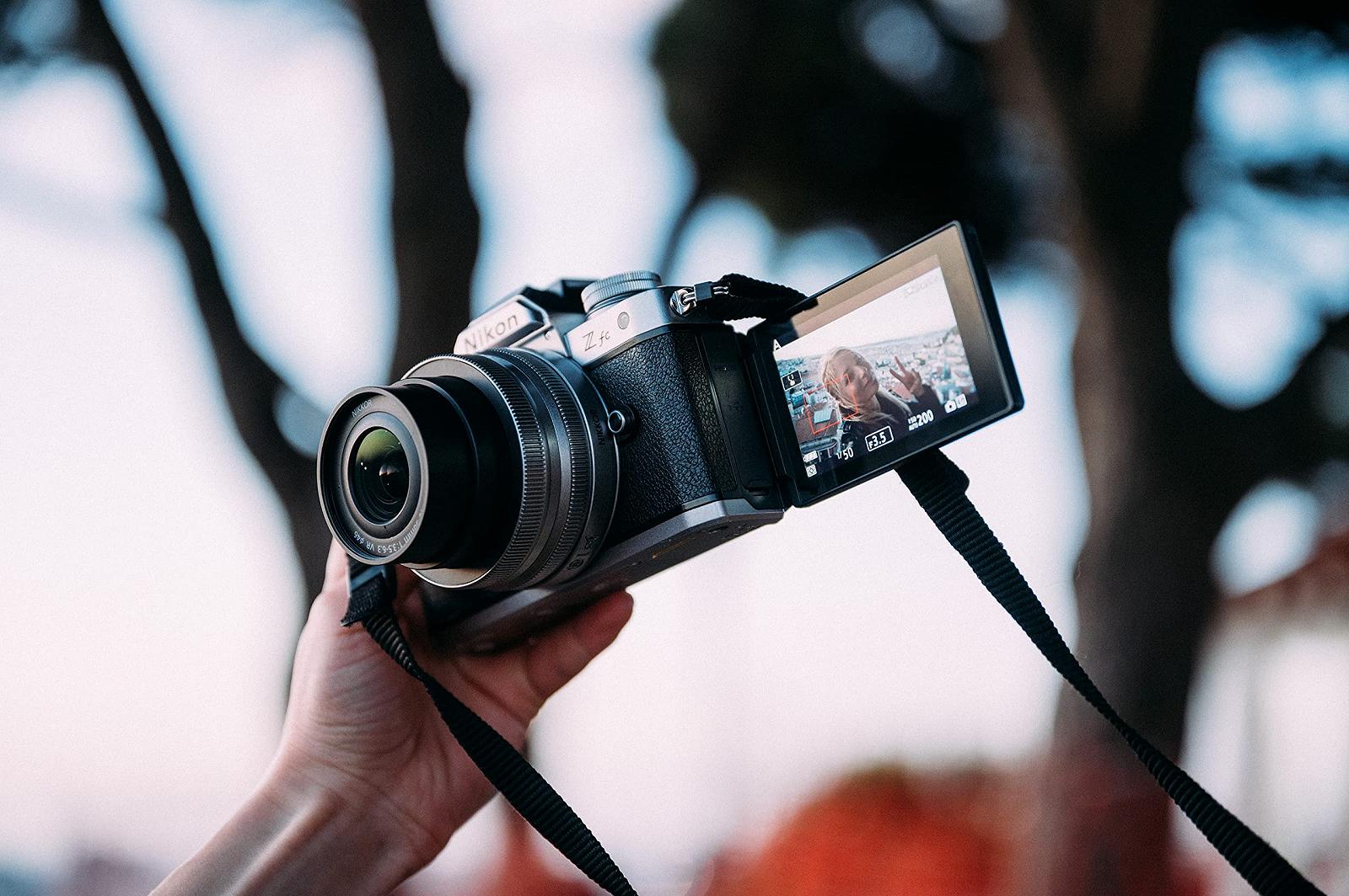 Фотоаппарат Nikon Z fc Kit Z DX 16-50 mm 1:3.5-6.3 VR Silver Edition (20.9 Мп, OLED видоискатель с 2.36 миллионами пикселей, 11 кадров в секунду, гибридный AF с помощником фокусировки, ISO 100-51.200, 4K UHD видео), фото №8