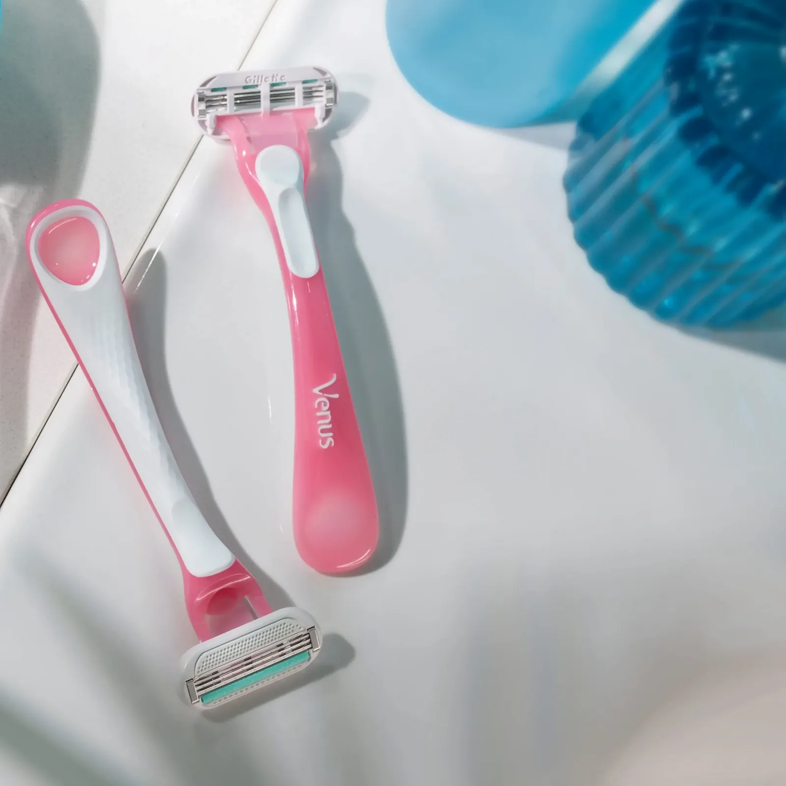Одноразовая бритва женская Gillette Venus Sensitive 3 бритвы с лезвиями Comfort (упаковка из 2 шт), фото №4 Одноразовая бритва женская Gillette Venus Sensitive 3 бритвы с лезвиями Comfort (упаковка из 2 шт), фото №4