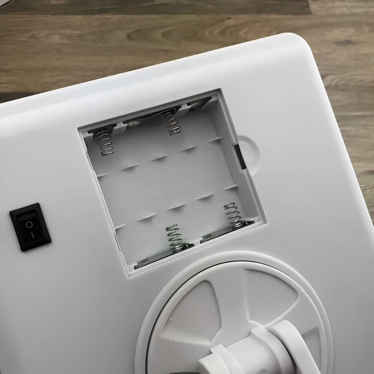 Компактное зеркало с подсветкой для макияжа MCH Cosmetie Mirror 360 Rotation Angel LED дома, фото №4