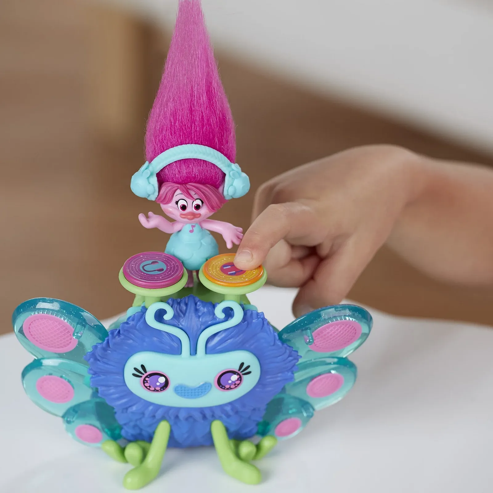 Игровой набор Hasbro Trolls Bug DJ Console с фигуркой Поппи, фото №6 Игровой набор Hasbro Trolls Bug DJ Console с фигуркой Поппи, фото №6