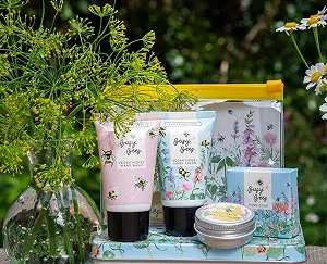 Крем для рук Heathcote & Ivory Busy Bee's 30 мл, Засіб для миття рук 30 мл, Засіб для замочування рук 30 г та Бальзам для рук 9 г synthetic.ua - Фото 1