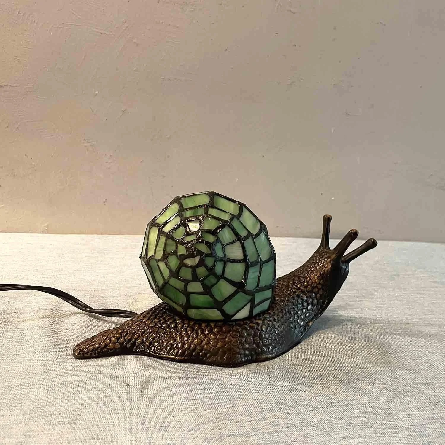 Настільна лампа Bieye L30964 Country Snail Tiffany Style Вітражне скло Зелений, фото №3