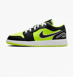 Кросівки Jordan 1 Low SE Black Cat Volt (GS) 38 - Фото 1