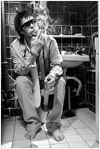 Скляна картина Wallario Kloparty Sexy Man on Toilet with Cigarette SW 60 x 90 см - Фото 1