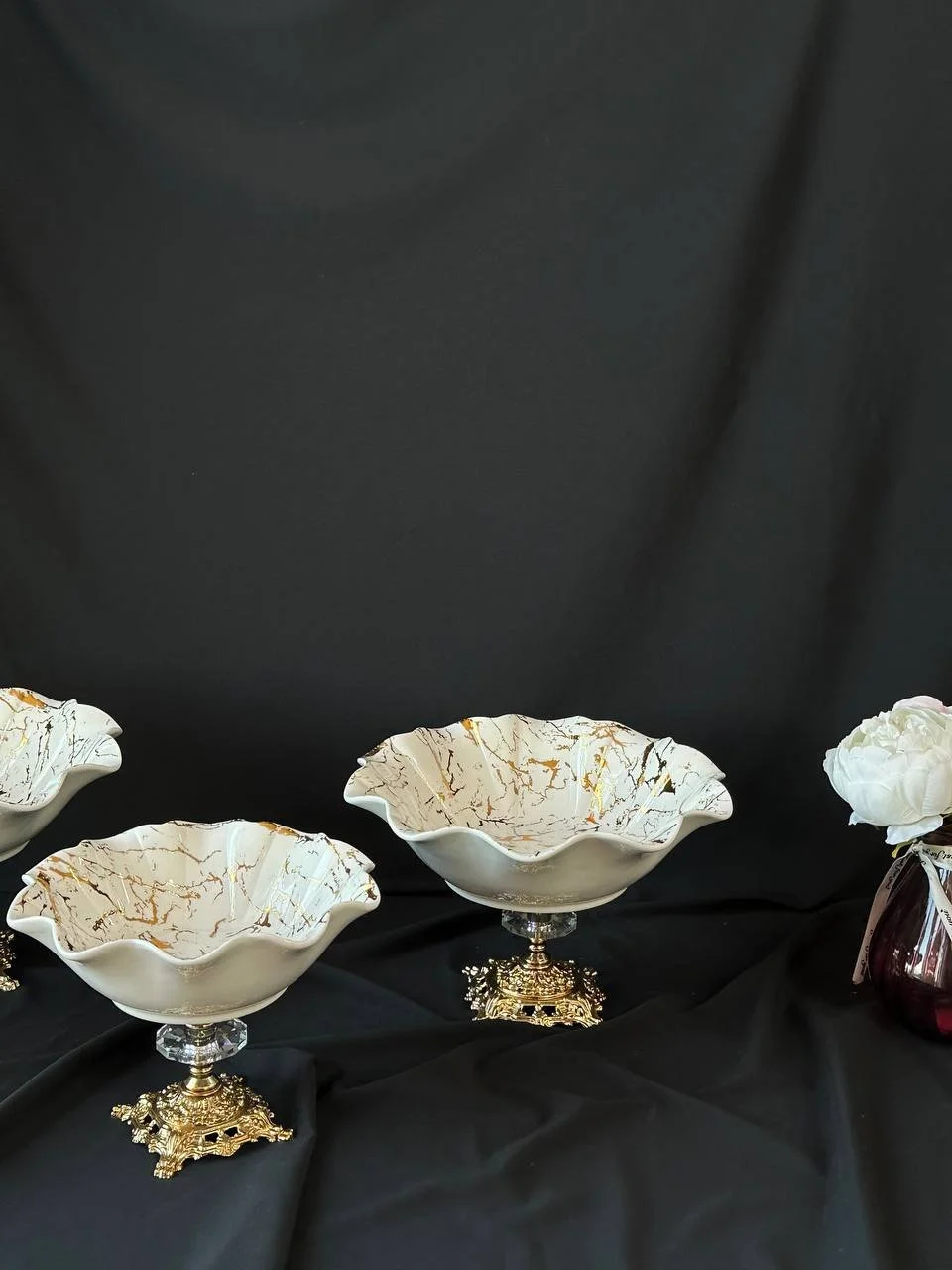 Дуже гарна порцелянова цукерниця з золотим розписом 20х20 см, фото №4