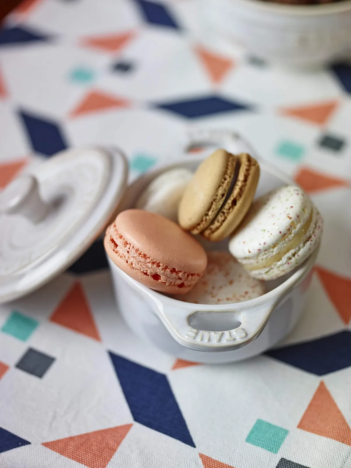 Міні-кокотниця Staub овальна керамічна з кришкою 11 см 0.2 л біла, фото №2