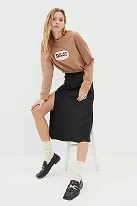 Женский свитшот Trendyol с круглым вырезом и надписью synthetic.ua - Фото 1