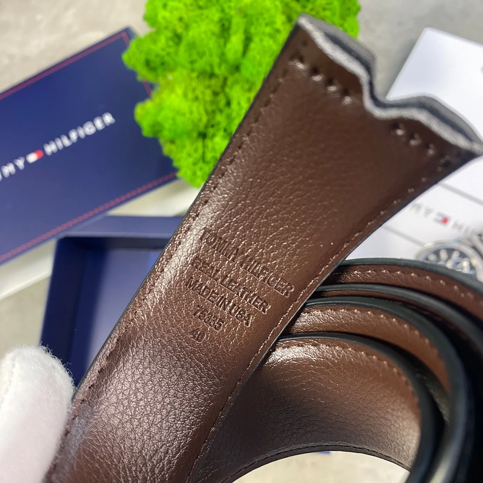 Подарунковий набір зі шкіряним ремнем TH з двома змінними пряжками Томмі Хілфігер, фото №4