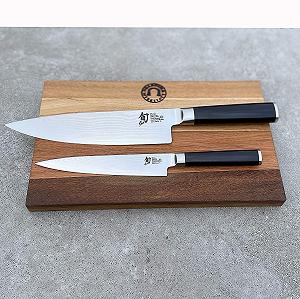 Набір кухонних ножів Kai Shun Classic: Універсальний ніж DM-0701, 15 см + Великий ніж шеф-кухаря DM-0706, 20 см, дамаська сталь + Дерев'яна дошка 30 x 18 см synthetic.ua - Фото 1