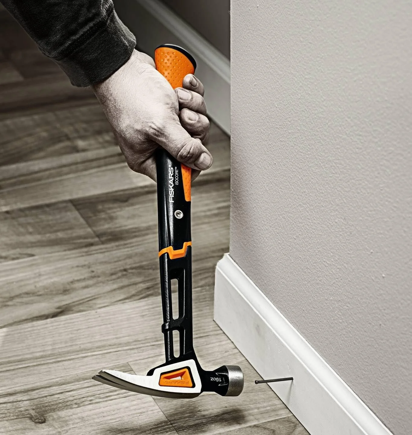 Молоток-гвоздодер Fiskars IsoCore 1020213 M 34 см 0.82 кг черный/оранжевый, фото №7 Молоток-гвоздодер Fiskars IsoCore 1020213 M 34 см 0.82 кг черный/оранжевый, фото №7