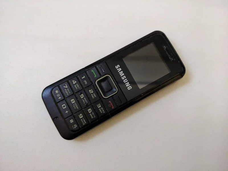 Кнопочный телефон Samsung E1070 Черный, фото №1