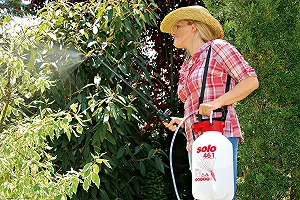 Ручной опрыскиватель Solo 5 L 45 psi с поршневым насосом и трубкой synthetic.ua - Фото 1