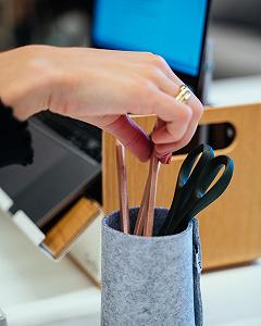 Подставка для ноутбука деревянная Gustav XL с органайзером. Портативная, эргономичная, включает держатель для мобильного телефона и фетровый отсек synthetic.ua - Фото 1