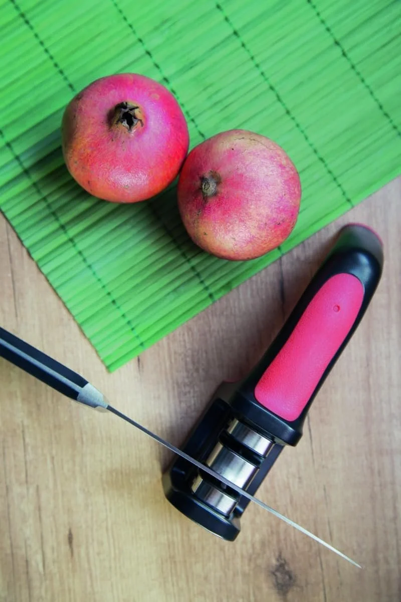 Ручная точилка для ножей ARCOS Профессиональная с керамическими и углеродными роликами Красно-черная, фото №5