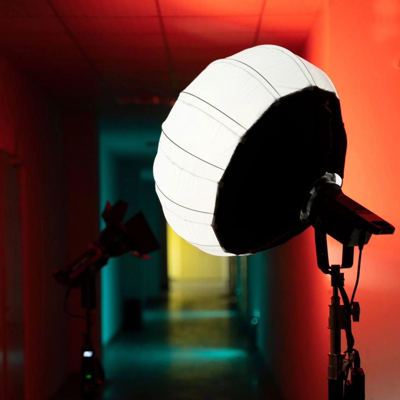 Сферичний софтбокс Profi-light SH 65 Lantern Ball, діаметр 65 см, з байонетом Bowens, фото №2 Сферичний софтбокс Profi-light SH 65 Lantern Ball, діаметр 65 см, з байонетом Bowens, фото №2