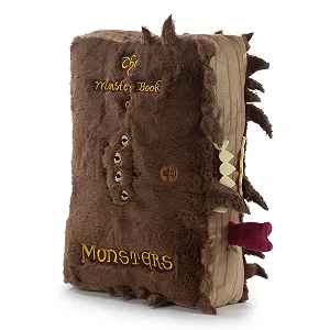 Купити Плюшева іграшка Книга-монстр Гаррі Поттер Книга-монстр про чудовиськ - зі звуком - 30 см - Фото 1 Плюшева іграшка Книга-монстр Гаррі Поттер Книга-монстр про чудовиськ - зі звуком - 30 см - Фото 1