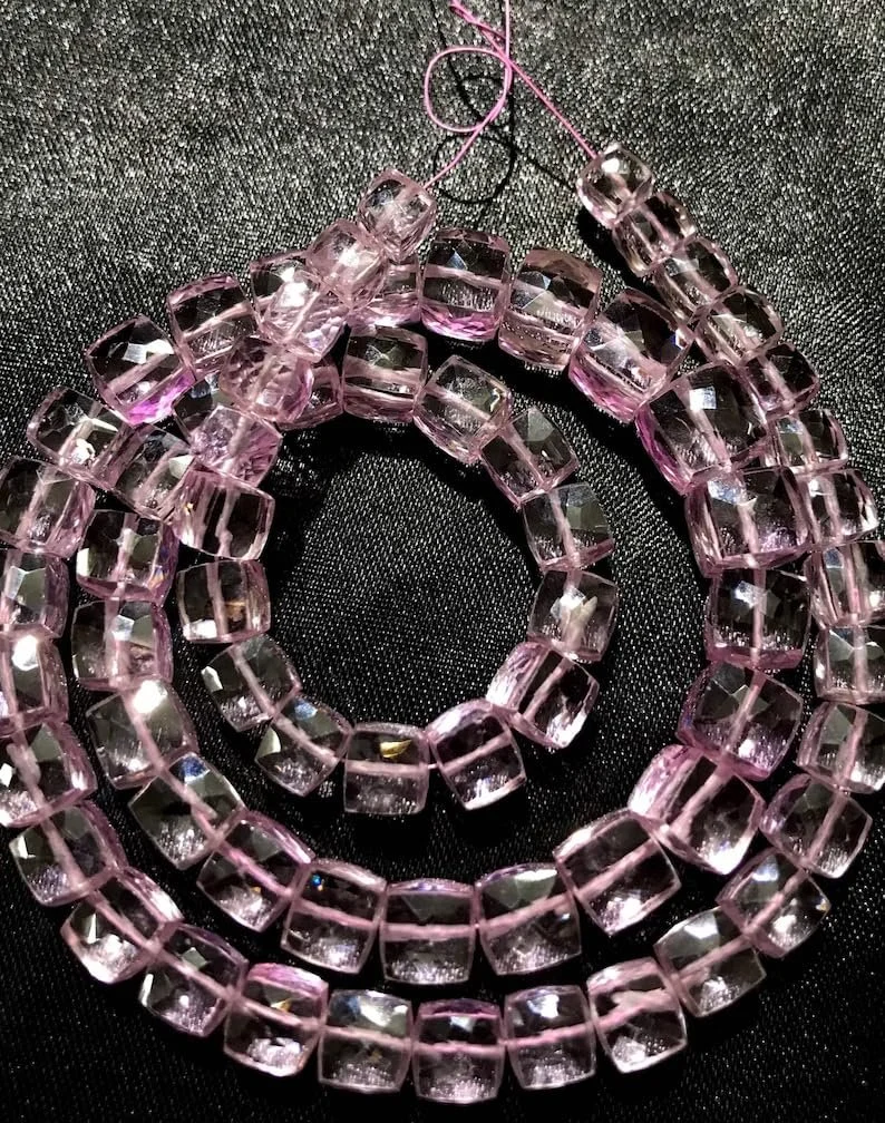 Бусины кубики Morganite Corundum граненые 7 x 8 - 6 x 8 мм, нить длиной 45,72 см розовый цвет, фото №1