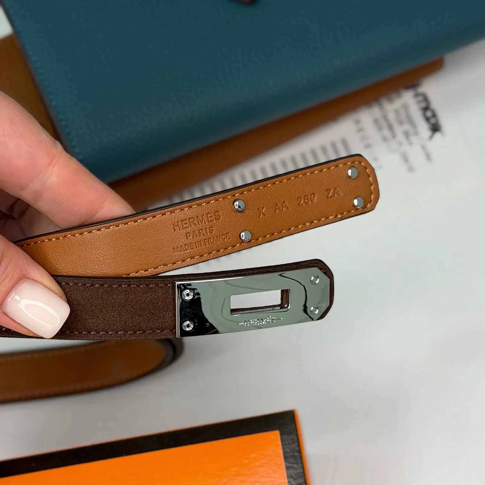Женский ремень коричневого цвета из натуральной замши Hermes Kelly с серебряной пряжкой в коробке, фото №6