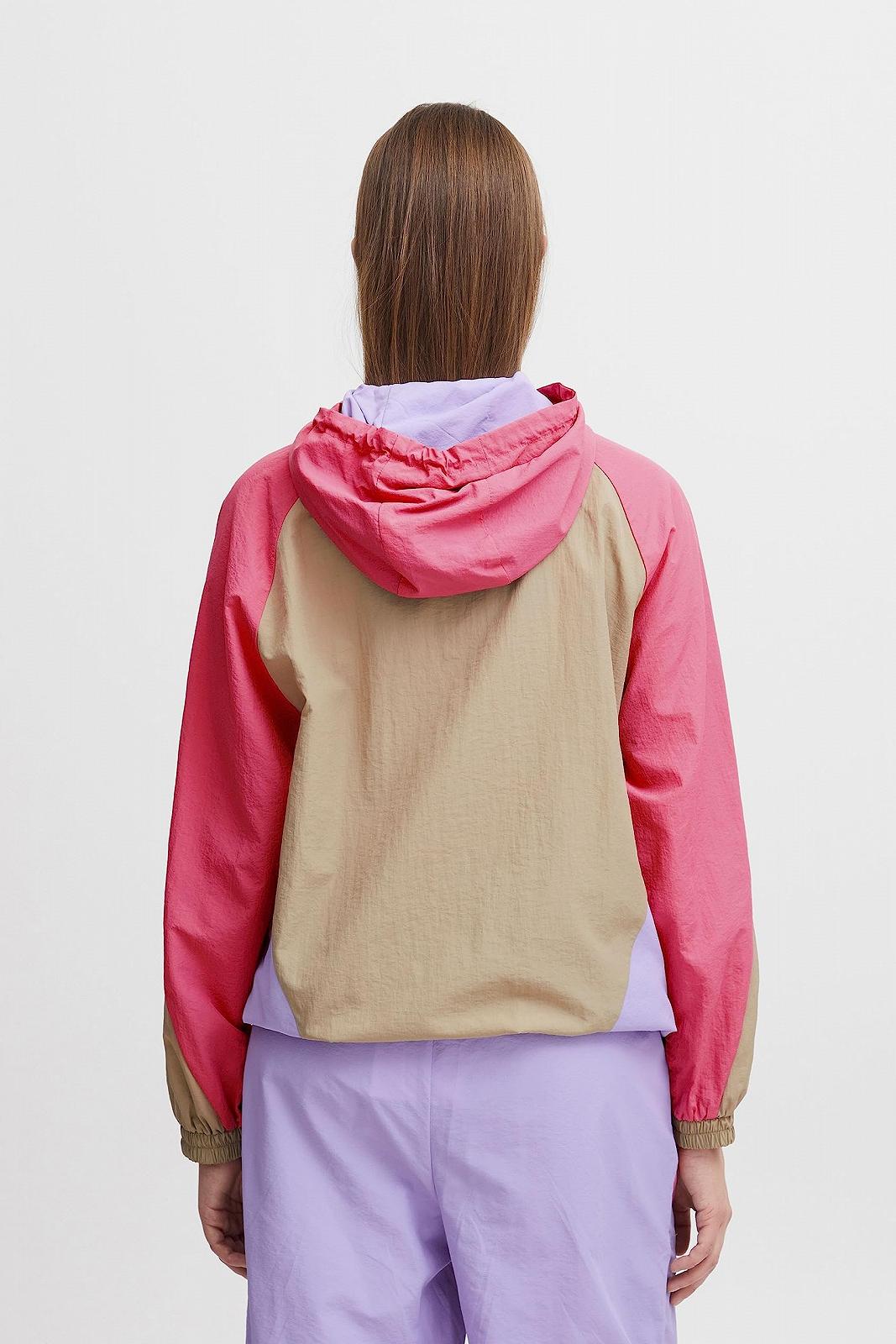 Жіноча вітровка THEJOGGCONCEPT JCFLORA Перехідна куртка Дощовик з еластичним капюшоном та високим коміром, фото №4 Жіноча вітровка THEJOGGCONCEPT JCFLORA Перехідна куртка Дощовик з еластичним капюшоном та високим коміром, фото №4