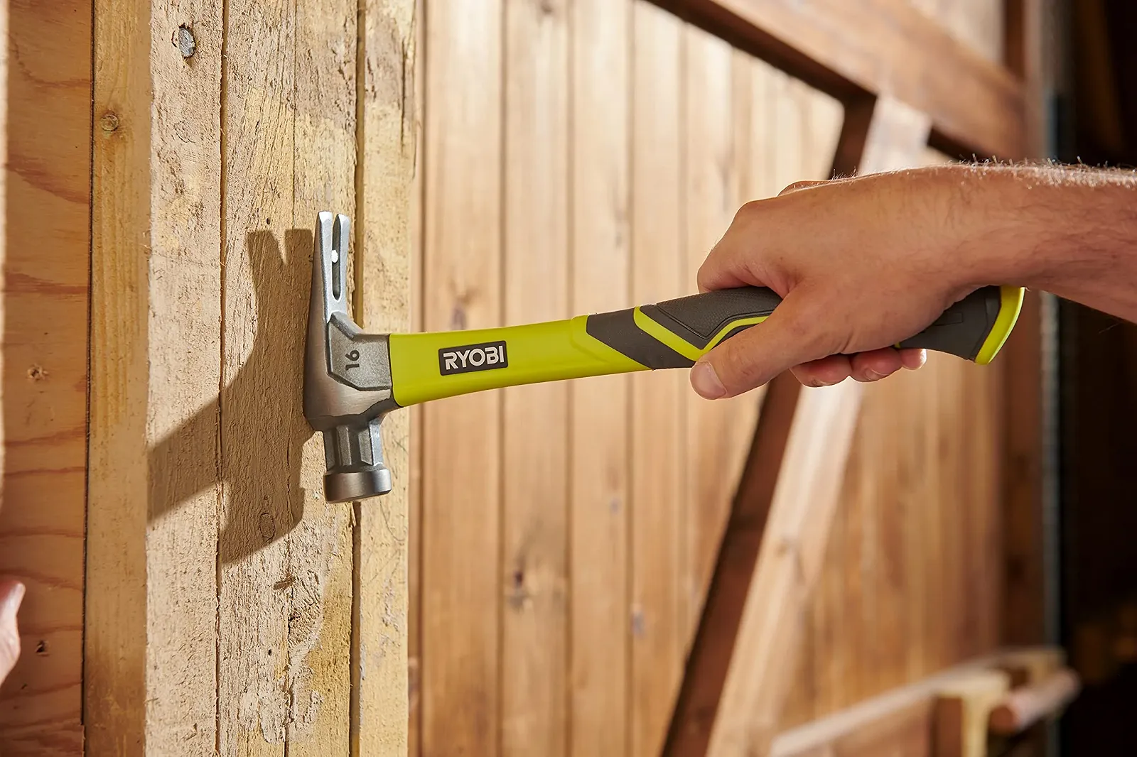 Молоток-гвоздодер RYOBI RH16FSS с магнитным держателем гвоздей 450 г гладкая поверхность нескользящая рукоятка, фото №5 Молоток-гвоздодер RYOBI RH16FSS с магнитным держателем гвоздей 450 г гладкая поверхность нескользящая рукоятка, фото №5