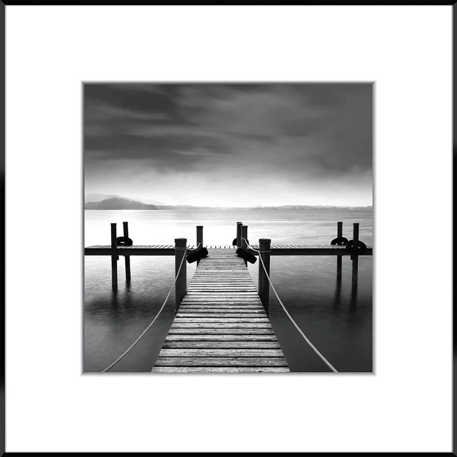 Картина в рамі STYLER Jetty 3 Дерев'яний місток та озеро Чорно-біла фотографія 50 x 50 см Чорна рама, фото №1 Картина в рамі STYLER Jetty 3 Дерев'яний місток та озеро Чорно-біла фотографія 50 x 50 см Чорна рама, фото №1