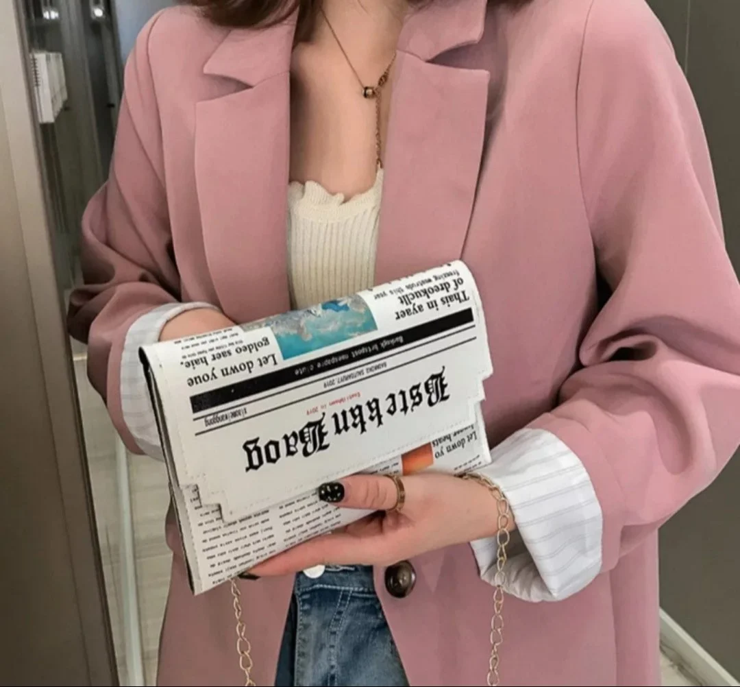 Модна біла жіноча міні-сумка з принтом під газету, фото №1