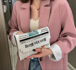 Модная белая женская мини-сумка с принтом под газету - Фото 1