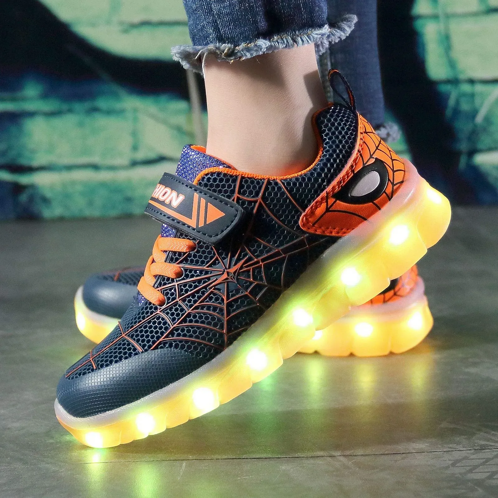Кроссовки YUNICUS Spider Kid и девочек LED Светящиеся Детские USB зарядка Мигающие Низкие Лучшие подарки на день рождения Хэллоуин Рождество, фото №2