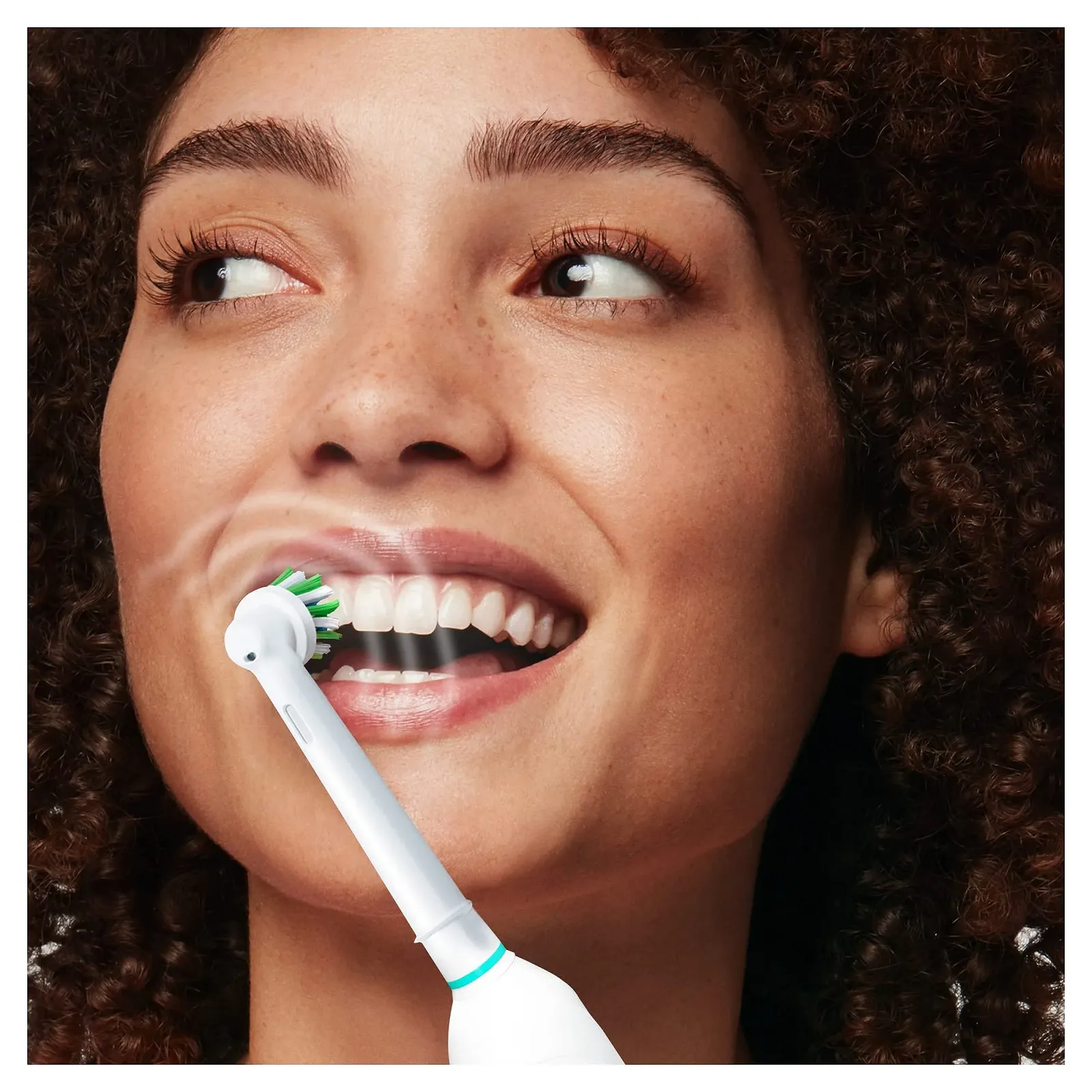 Электрическая зубная щетка Oral-B Pro 1 750 дорожный футляр Белая, фото №3