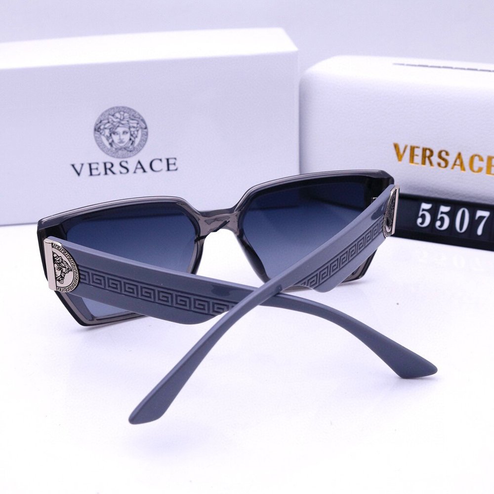 Жіночі сонцезахисні окуляри сірі Versace для відпочинку, фото №3 Жіночі сонцезахисні окуляри сірі Versace для відпочинку, фото №3