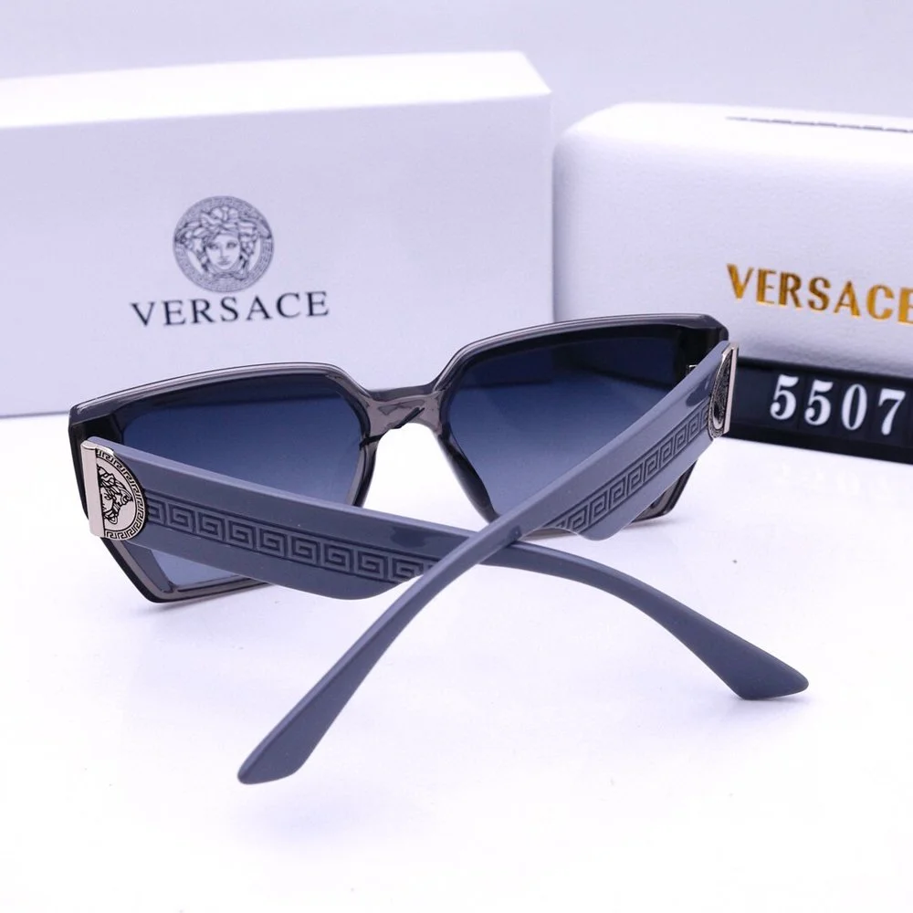 Женские солнцезащитные очки серые Versace для отдыха, фото №3 Женские солнцезащитные очки серые Versace для отдыха, фото №3