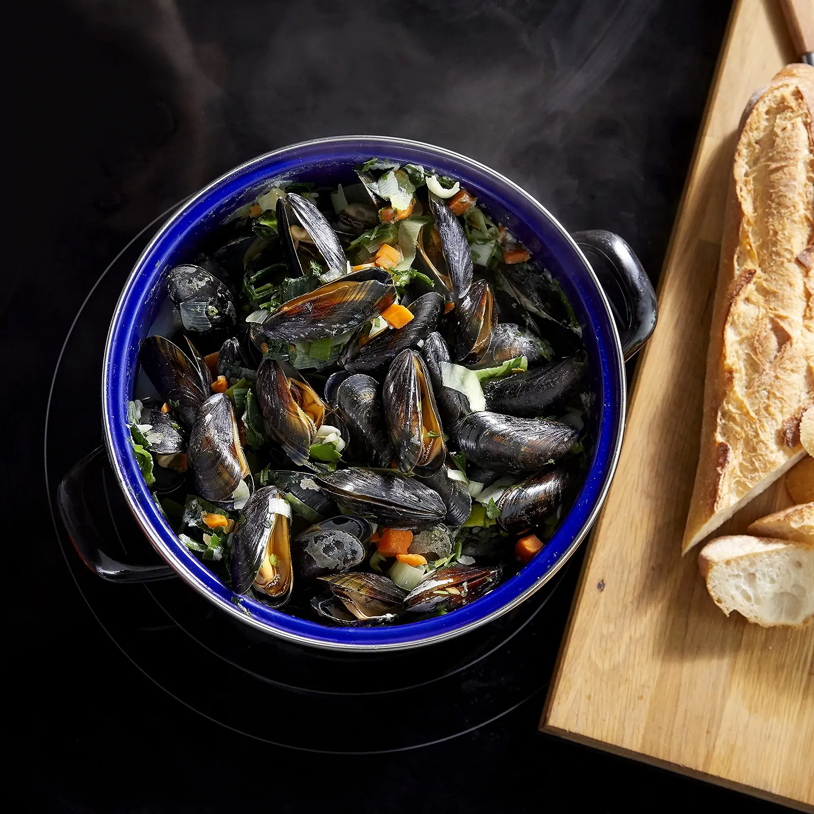 Каструля BK Fortalit 22 см 5 л емальована для індукції з двосторонньою кришкою чорно-синя, фото №3 Каструля BK Fortalit 22 см 5 л емальована для індукції з двосторонньою кришкою чорно-синя, фото №3