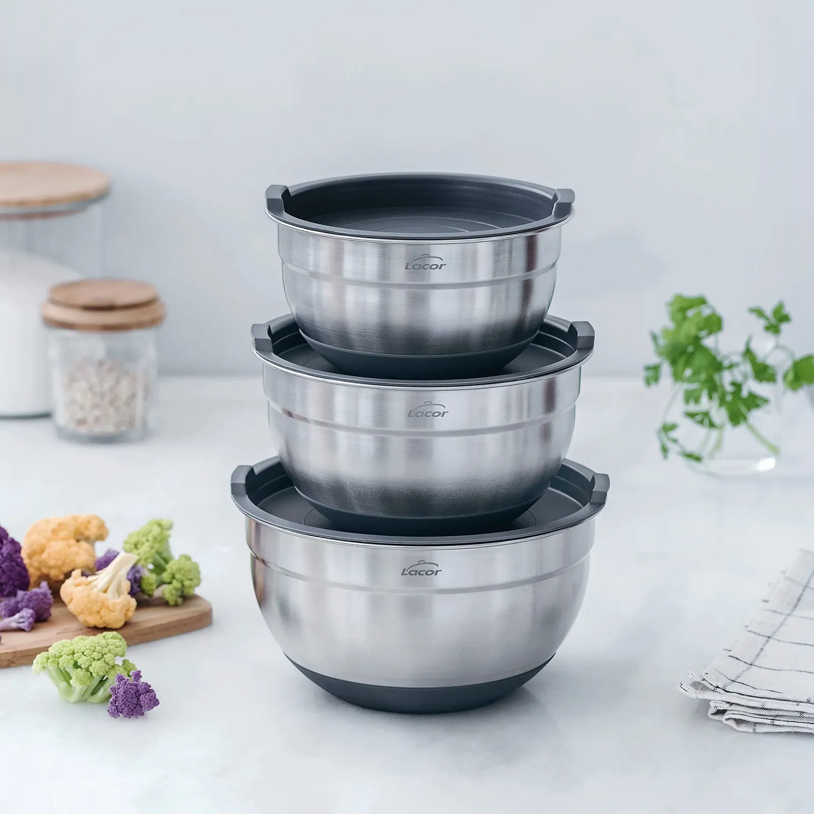 Набор мисок LACOR 60051 из нержавеющей стали с крышками 3 шт. 20 см (3 л), 22 см (3,8 л), 24 см (4,8 л), фото №3 Набор мисок LACOR 60051 из нержавеющей стали с крышками 3 шт. 20 см (3 л), 22 см (3,8 л), 24 см (4,8 л), фото №3