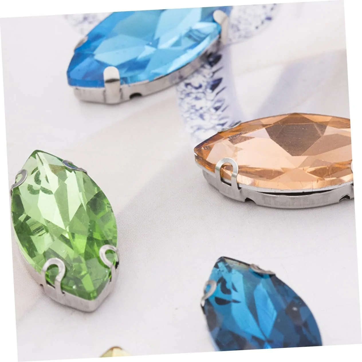 Стразы 200 шт разных цветов для свадебных платьев, обуви и модных аксессуаров. Стразы для творческих украшений и декора, фото №4