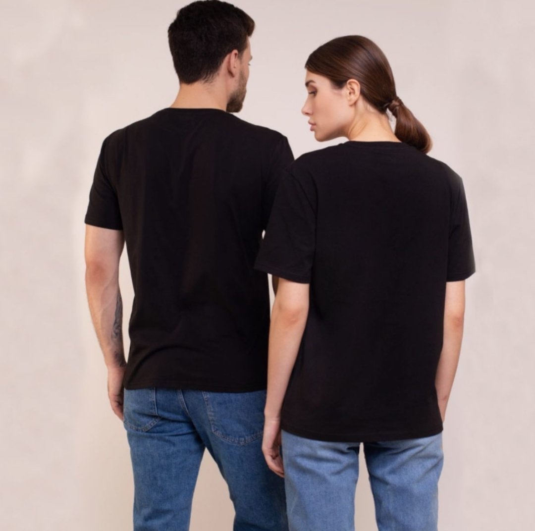 Чорна бавовняна однотонна футболка унісекс, фото №2