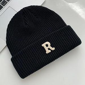 Шапка Ldabrye Вязаная Ручной Работы с Буквой synthetic.ua - Фото 1