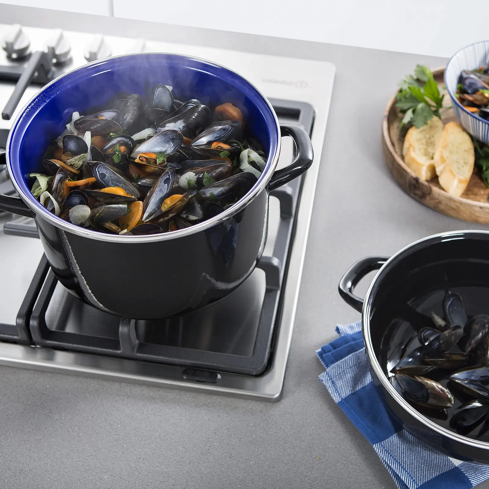 Каструля BK Fortalit 22 см 5 л емальована для індукції з двосторонньою кришкою чорно-синя, фото №2 Каструля BK Fortalit 22 см 5 л емальована для індукції з двосторонньою кришкою чорно-синя, фото №2