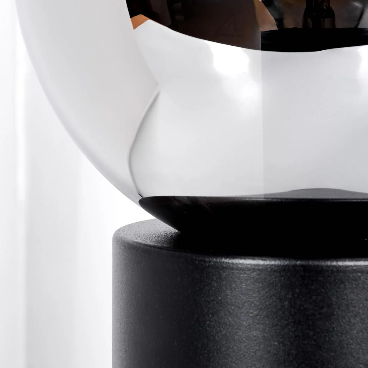 Настільна лампа HOFSTEIN Gastor Металева/Скляна Ретро/Вінтаж Діаметр 15 см E14 Чорна/Хром/Димчаста, фото №6