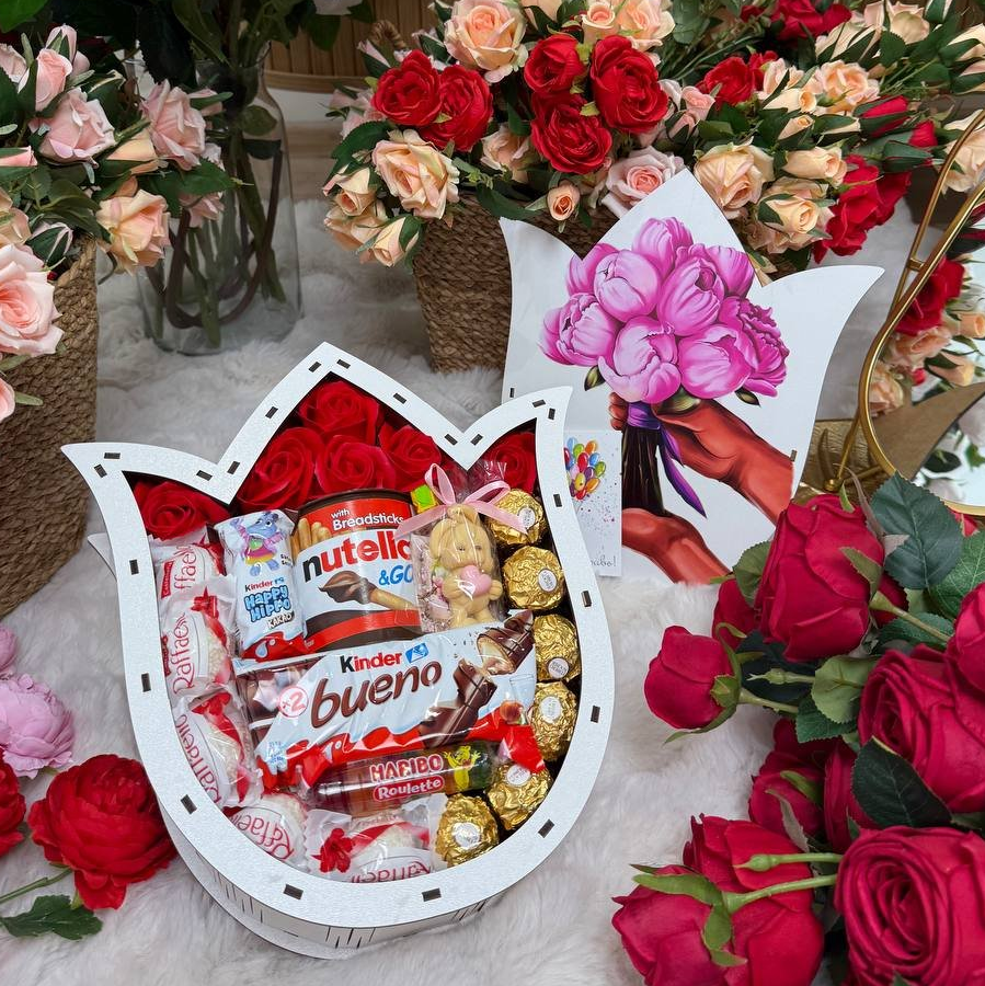 Бокс солодощів для дівчини у формі тюльпана, фото №1