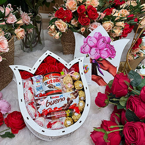 Бокс солодощів для дівчини у формі тюльпана - Фото 1