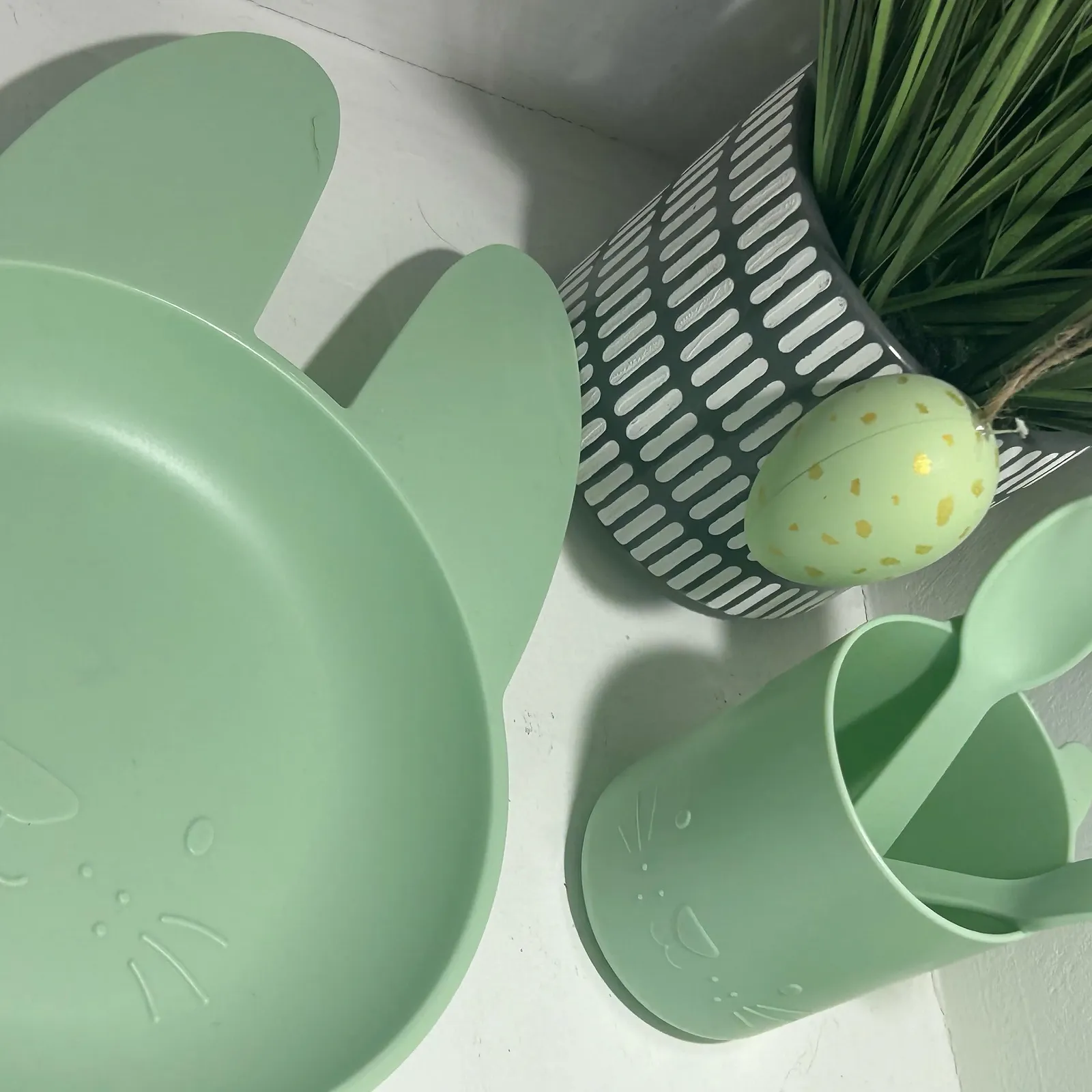 Набор детской посуды eBoutik Пасхальный 5 предметов: тарелка в форме забавного кролика, миска, вилка, ложка и чашка Зеленый, фото №4 Набор детской посуды eBoutik Пасхальный 5 предметов: тарелка в форме забавного кролика, миска, вилка, ложка и чашка Зеленый, фото №4